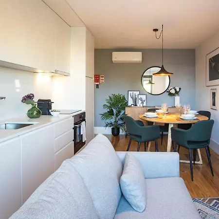 Apartment Stylish W/ Ac & Balcony By Lovelystay *