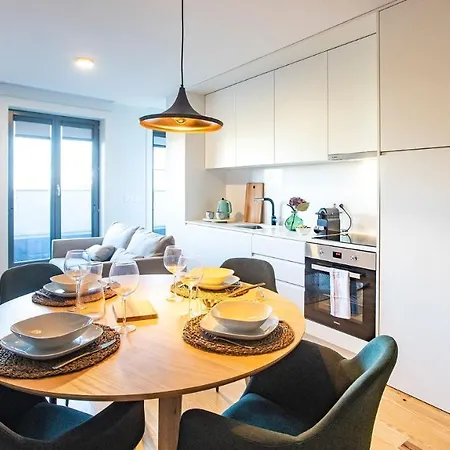 Stylish W/ Ac & Balcony By Lovelystay